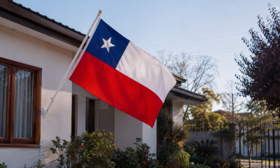 Bandera chilena correctamente instalada en el exterior de una vivienda