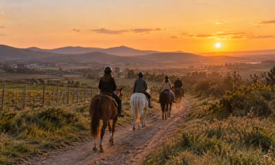Grupo de personas recorre a caballo un camino rural al atardecer en el valle de Casablanca