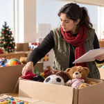 Trabajadora social organiza juguetes para un próximo proceso de ayuda navideña