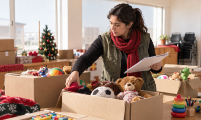 Trabajadora social organiza juguetes para un próximo proceso de ayuda navideña