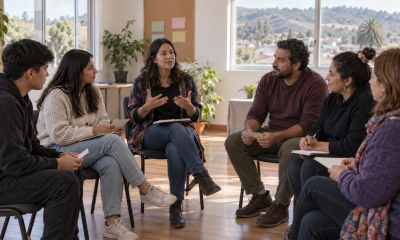 Participantes conversan en una charla comunitaria sobre relaciones saludables en Casablanca