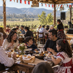 Familias comparten en una celebración de Fiestas Patrias en el valle de Casablanca