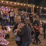 Conjunto de cumbia toca ante familias que bailan en una fonda de Casablanca