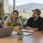 Asesora orienta a productores, emprendedores y personas que buscan empleo en Casablanca