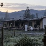Equipos de emergencia investigan un edificio residencial dañado por un incendio