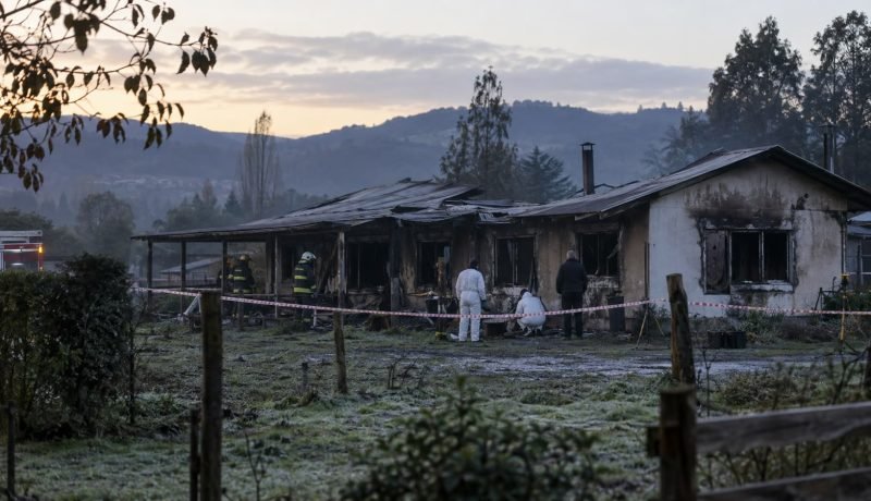 Equipos de emergencia investigan un edificio residencial dañado por un incendio