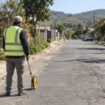 Profesionales inspeccionan una calle antes de obras de pavimentación participativa