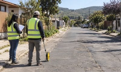 Profesionales inspeccionan una calle antes de obras de pavimentación participativa