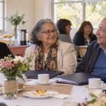 Tres personas comparten un desayuno de reconocimiento por su trayectoria educativa