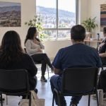 Funcionarias de salud participan en una actividad grupal de atención plena