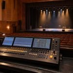 Consola de iluminación frente al escenario de un teatro municipal