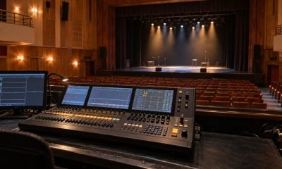 Consola de iluminación frente al escenario de un teatro municipal