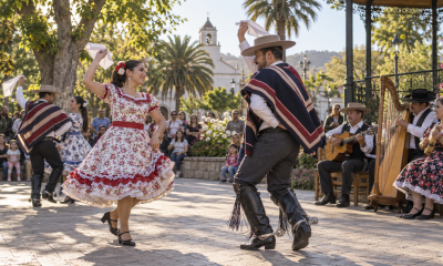 Parejas adultas bailan cueca junto a músicos y familias reunidas en una plaza