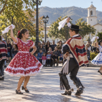 Estudiantes presentan un baile de cueca ante familias reunidas en una plaza