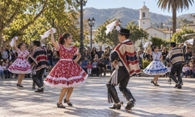 Estudiantes presentan un baile de cueca ante familias reunidas en una plaza