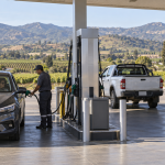 Vehículos cargan combustible en una estación situada junto al valle de Casablanca