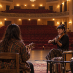 Ensamble acústico ensaya en el escenario de un teatro antes de una presentación