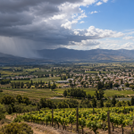 Nubes de lluvia avanzan sobre el valle de Casablanca mientras otro sector permanece despejado