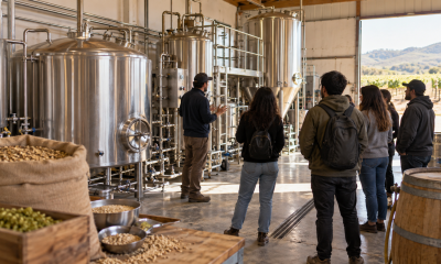 Jóvenes adultos conocen el proceso de elaboración en una cervecería artesanal de Casablanca
