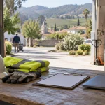 Elementos de trabajo de logística, carpintería, salud y construcción frente al valle de Casablanca