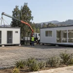 Instalación de módulos prefabricados para baños y comedor en un recinto de Casablanca