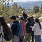 Estudiantes y docentes participan en una salida pedagógica en el valle de Casablanca