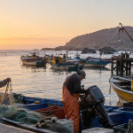 Pescadores artesanales preparan redes y motores en una caleta de la costa central de Chile