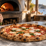 Pizza napolitana recién horneada frente a un horno de leña en una imagen editorial original