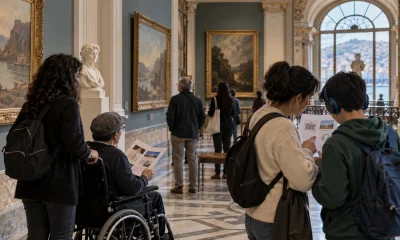 Visitantes utilizan materiales de orientación accesible en un museo en una imagen editorial referencial