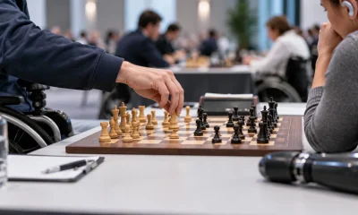 Personas disputan una partida de ajedrez en un torneo inclusivo en una imagen editorial referencial
