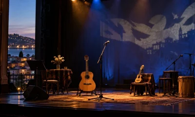 Escenario teatral con guitarras y micrófonos preparado para un concierto en una imagen editorial referencial