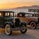 Automóviles de fines de la década de 1920 en una exhibición patrimonial junto al borde costero, imagen editorial referencial