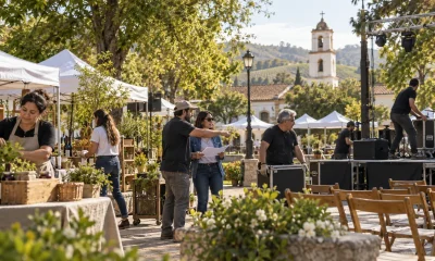 Organizadores preparan una feria y un escenario para un evento local en Casablanca