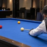 Imagen editorial de un jugador de billar de carambola durante una competencia