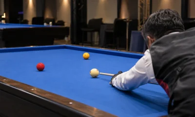 Imagen editorial de un jugador de billar de carambola durante una competencia