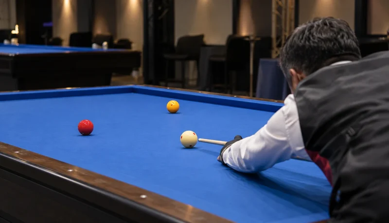 Imagen editorial de un jugador de billar de carambola durante una competencia