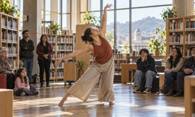Bailarina contemporánea se presenta ante una comunidad dentro de una biblioteca