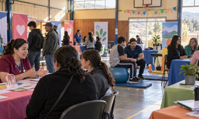 Feria comunitaria de salud en el gimnasio de un establecimiento educacional