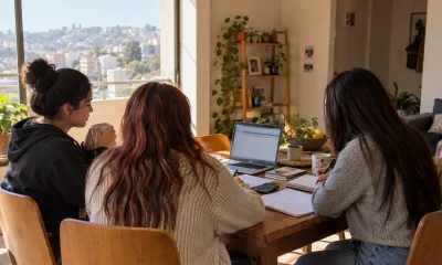 Ilustración editorial de tres mujeres jóvenes organizando estudios y presupuesto en una vivienda compartida