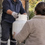 Entrega segura de un cilindro de gas doméstico en un distribuidor vecinal
