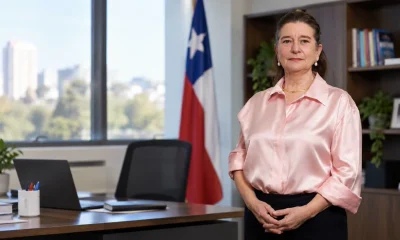 Antonella Pecchenino, directora nacional de INDAP, en una oficina junto a la bandera de Chile