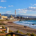 Vista de la zona costera e industrial de Quintero junto a la playa