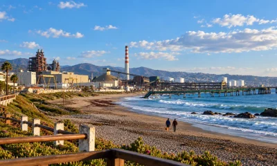 Vista de la zona costera e industrial de Quintero junto a la playa
