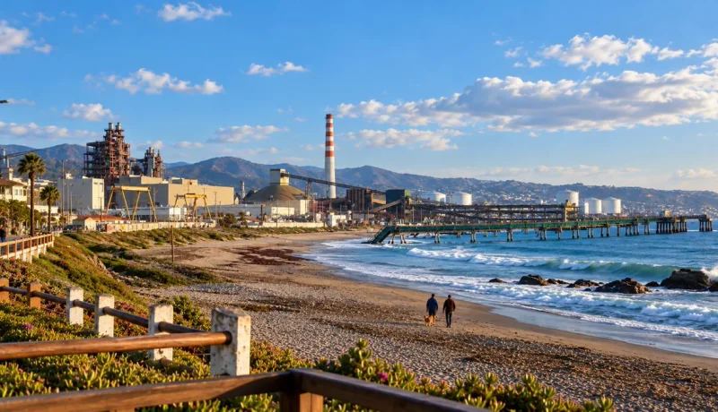 Vista de la zona costera e industrial de Quintero junto a la playa