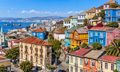 Vista panorámica de los cerros, viviendas y bahía de Valparaíso