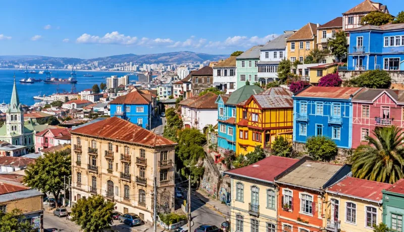 Vista panorámica de los cerros, viviendas y bahía de Valparaíso