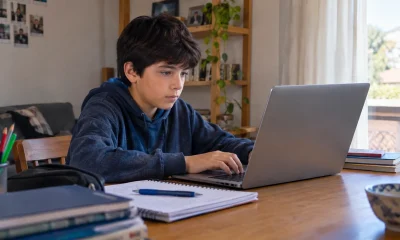 Estudiante de séptimo básico utiliza un computador portátil para realizar una tarea escolar