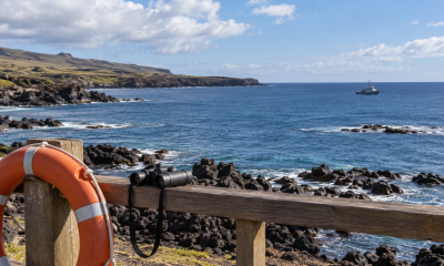 Equipo de observación costera frente a una bahía de Rapa Nui
