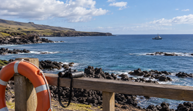 Equipo de observación costera frente a una bahía de Rapa Nui