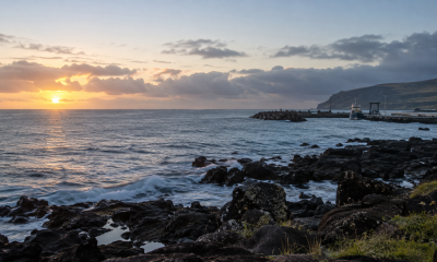 Vista costera referencial de Rapa Nui con una embarcación distante